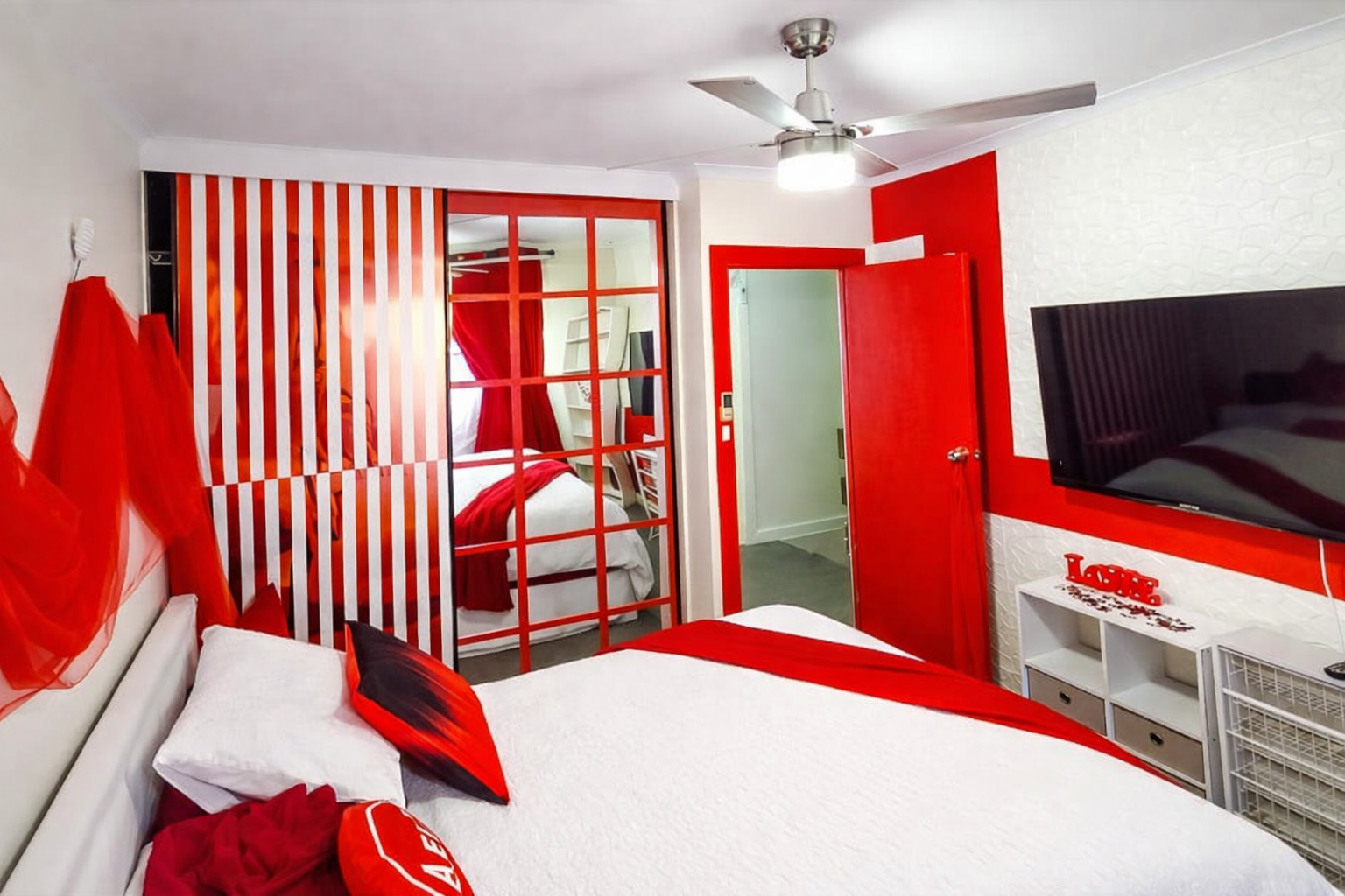 3BR Lakefront Retreat | Sleeps 10 + Water Toys